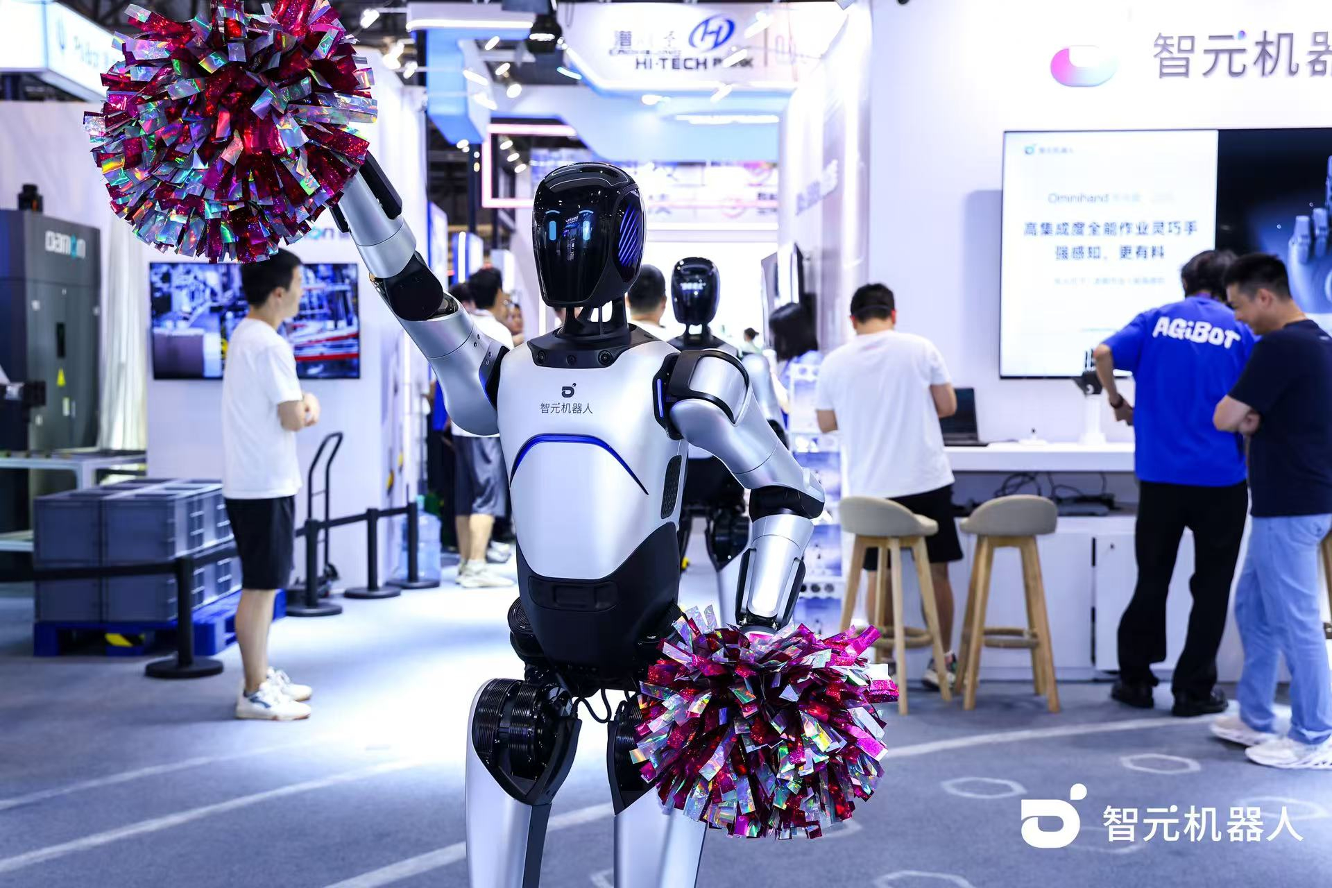 kaiyun.com机器人 WAIC 首日展台火爆，机器人家族集体打工忙不停